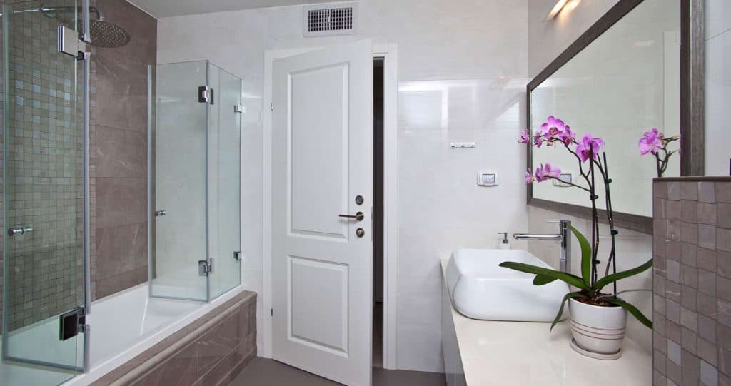 עיצוב אמבטיה עם דלת זכוכית