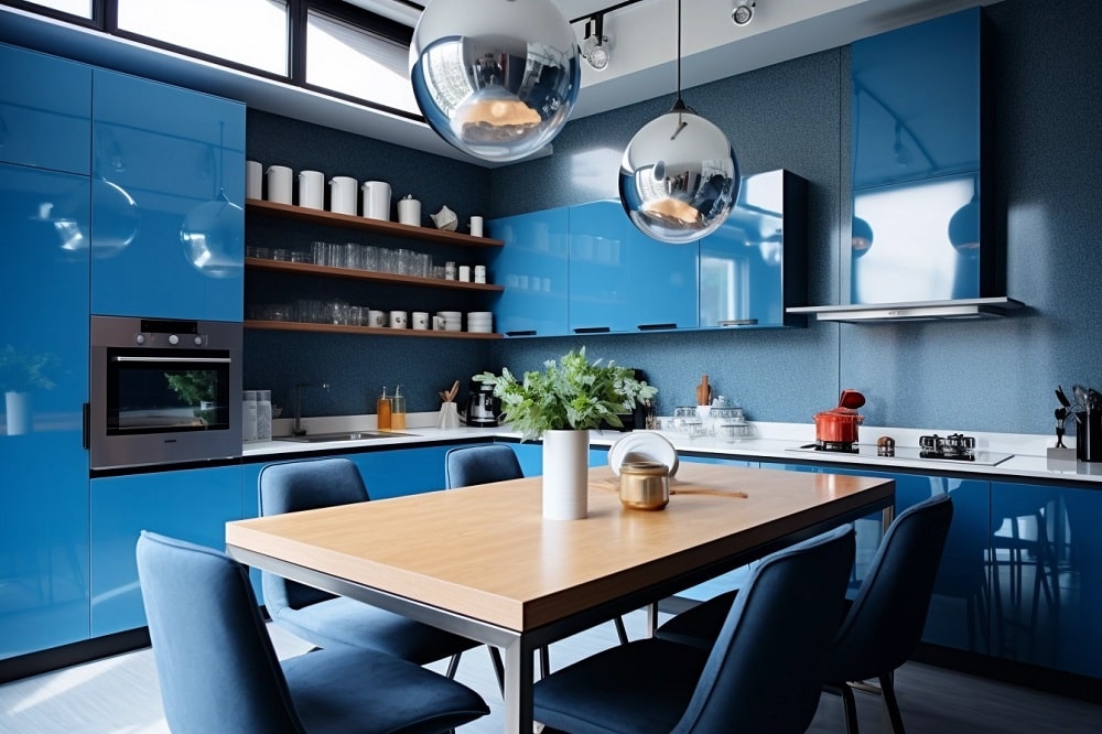 מטבח מודרני כחול עם קירות לבנים ורהיטים מעץ בשילוב כחול