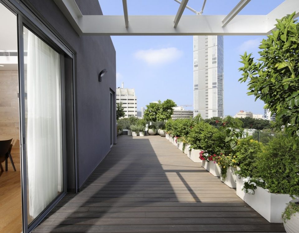 שילוב צמחייה כחלק מעיצוב ביופילי במרפסת גדולה
